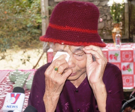 Anh Phạm Xuân Hóa rưng rưng ôm lấy bức hình của Đại tướng với quê hương Lệ Thủy