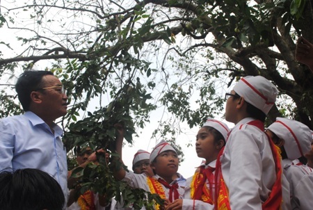 Thầy Loan đang giới thiệu những kỷ vật gắn liền với thời thơ ấu của Đại tướng cho các em học sinh