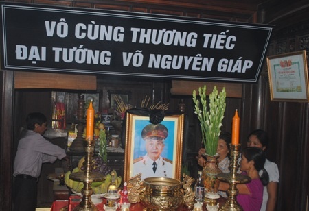 Đông đảo người dân đến dâng hương tại nhà lưu niệm Đại tướng