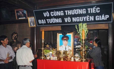 Đông đảo người dân đến dâng hương tại nhà lưu niệm Đại tướng