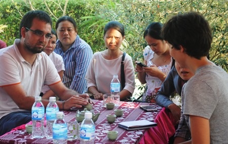 Một số khách du lịch quốc tế cũng đến dâng hương tại nhà Đại tướng