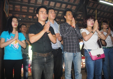 Đông đảo người dân đến dâng hương tại nhà lưu niệm Đại tướng