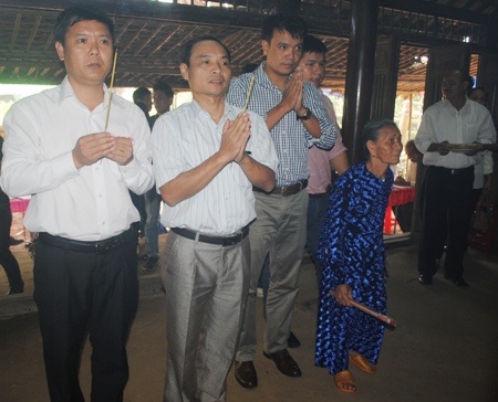 Đông đảo người dân đến dâng hương tại nhà lưu niệm Đại tướng