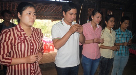 Anh Phạm Xuân Hóa rưng rưng ôm lấy bức hình của Đại tướng với quê hương Lệ Thủy