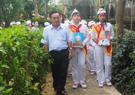 Anh Phạm Xuân Hóa rưng rưng ôm lấy bức hình của Đại tướng với quê hương Lệ Thủy