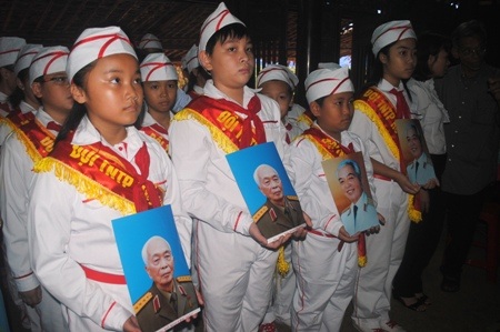 Kính cẩn nghiêng mình trước anh linh Đại tướng