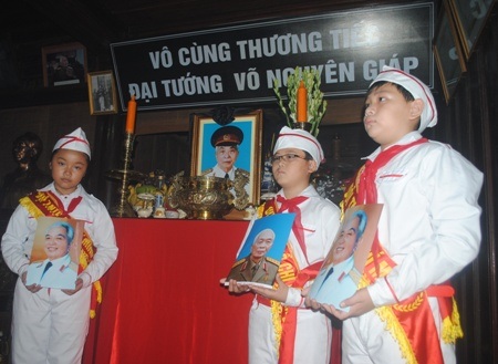 Đoàn cán bộ, chiến sĩ của lực lượng vũ trang tỉnh Quảng Bình đến viếng Đại tướng