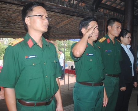 Đoàn cán bộ, chiến sĩ của lực lượng vũ trang tỉnh Quảng Bình đến viếng Đại tướng