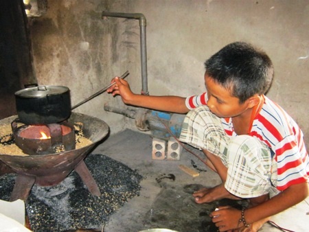 Mẹ ung thư giai đoạn cuối, bữa cơm 3 con chan đầy nước mắt - 3 Em Hòa, con trai út của chị Lượt cũng biết đảm đương công việc gia đình giúp mẹ và anh