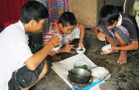 Mẹ ung thư giai đoạn cuối, bữa cơm 3 con chan đầy nước mắt - 5 Để dành tiền giúp mẹ trị bệnh, mấy anh em Dũng phải ăn cơm với rau xanh hái được ngoài vườn