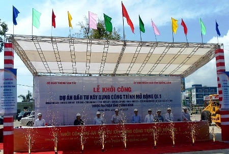Các đại biểu ấn nút khởi công dự án nâng cấp QL 1A qua Quảng Bình