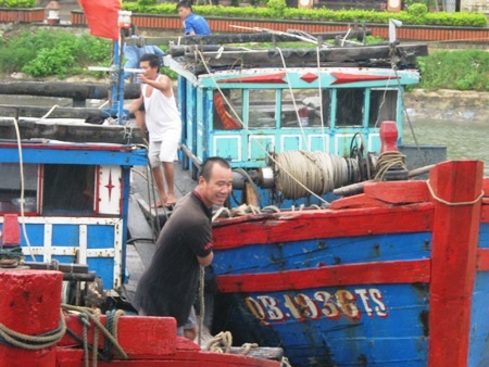 Ngư dân Quảng Bình nhanh chóng chằng chéo, neo đậu tàu thuyền tránh bão số 10