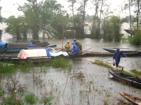 Gia cố thuyền, bè cho chắc chắn để tránh hư hại.