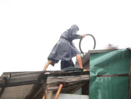 Buộc lại mái tôn phòng bão