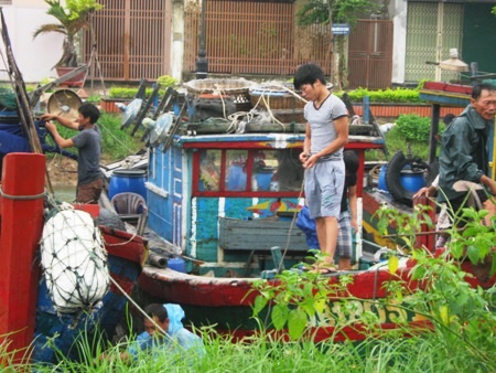 Người dân khẩn trương neo đậu tàu thuyền tránh bão