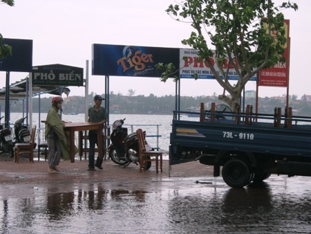 Thu dọn đồ đạc tránh bão