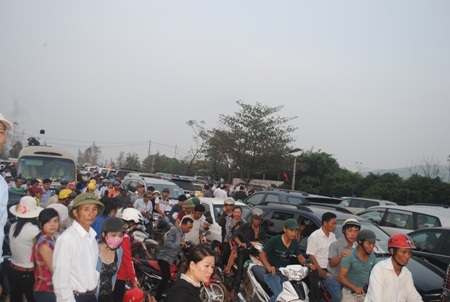 Quốc lộ 1A qua huyện Quảng Trạch bị tê liệt hoàn toàn.