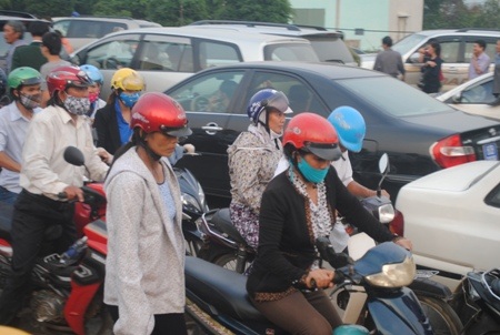 Từng dòng người cố chen lấn giữa hàng ngàn xe cộ