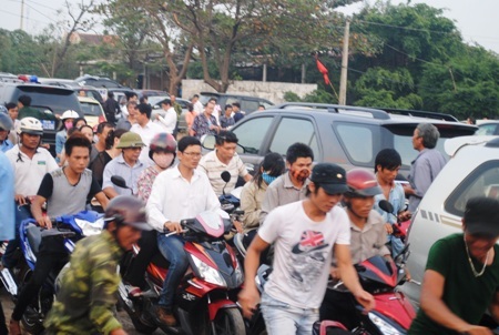 Từng dòng người cố chen lấn giữa hàng ngàn xe cộ