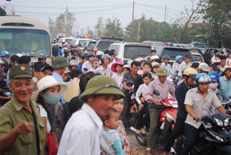 Người dân phải lên tránh trên vỉa hè