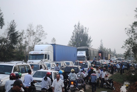 Người dân phải lên tránh trên vỉa hè