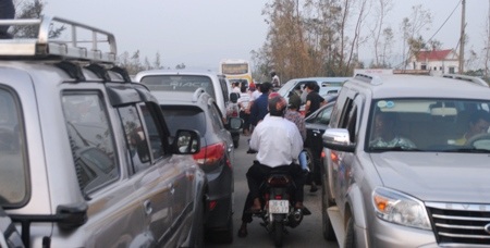 Hàng ngàn phương tiện bị kẹt cứng