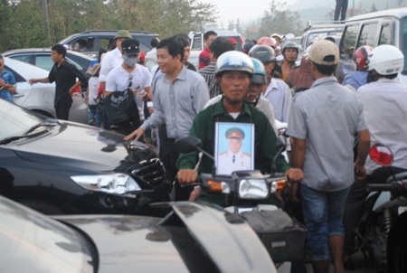 Một người dân đi về mang theo di ảnh Đại tướng