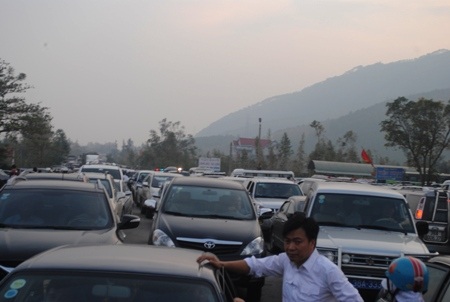 Một người dân đi về mang theo di ảnh Đại tướng