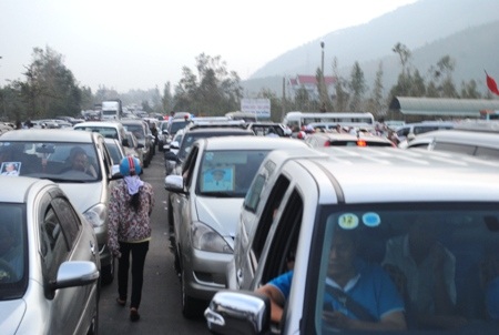 Hàng ngàn phương tiện bị kẹt cứng