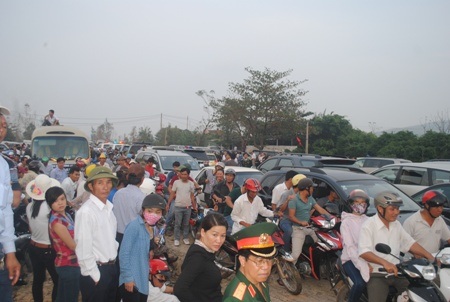 Hàng ngàn phương tiện bị kẹt cứng