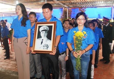 Thế hệ trẻ mang theo di ảnh của Đại tướng tiến vào nhà lưu niệm (Ảnh: Đăng Đức)