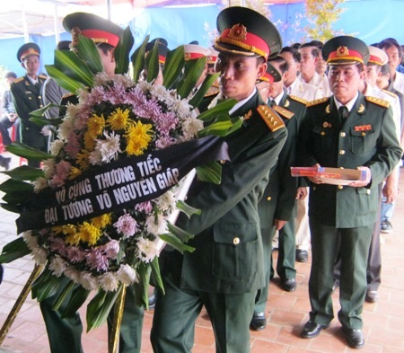 Hội Cựu chiến binh tỉnh TT-Huế dâng hương (Ảnh: Đăng Đức)