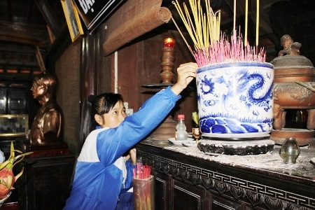 Cả các em học sinh cũng đến chia buồn, tiếc thương bác