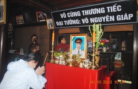 Nhiều vị khách kính cẩn dâng hương lên bàn thờ tại nhà lưu niệm