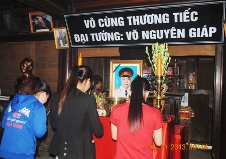 Nhiều vị khách kính cẩn dâng hương lên bàn thờ tại nhà lưu niệm