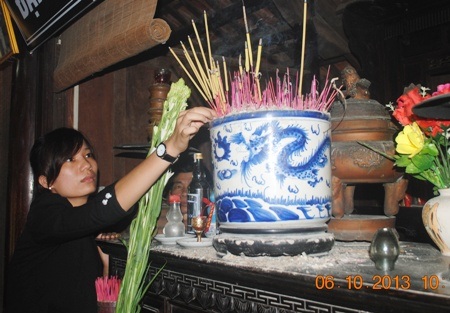 Nhiều vị khách kính cẩn dâng hương lên bàn thờ tại nhà lưu niệm