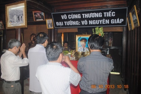 Nhiều vị khách kính cẩn dâng hương lên bàn thờ tại nhà lưu niệm