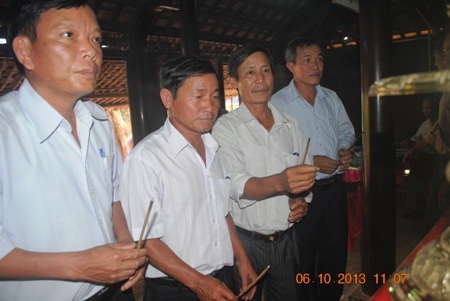 Đoàn lãnh đạo các xã đến viếng tại nhà tướng Giáp ở xã An Thủy