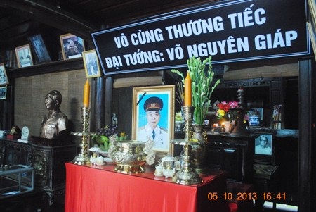 Chiếc bàn thờ cũng đã được chuẩn bị sẵn, chỉ chờ ngày cử hành tang lễ Đại tướng