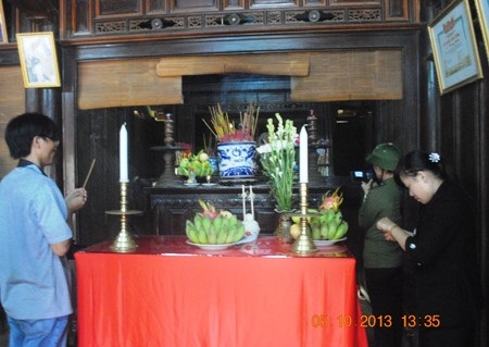 Nhiều vị khách kính cẩn dâng hương lên bàn thờ tại nhà lưu niệm