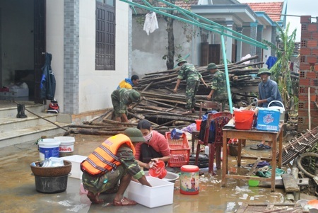 Các chiến sĩ bộ đội đơn vị 968, Quân khu 4 đang giúp dân sửa nhà, dọn vệ sinh 