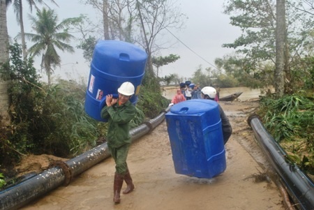 Nhiều bình nước được các nhà hảo tâm hỗ trợ cho người dân vùng lũ