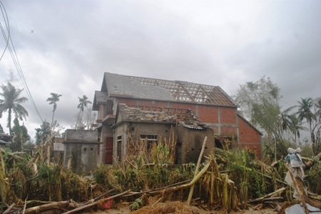 Vùng đất Quảng Sơn tan hoang sau trận lũ, lốc dồn dập