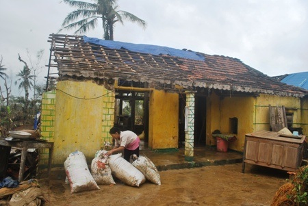 Bà Liến đang lo lắng vì số lương thực dự trữ bị ướt