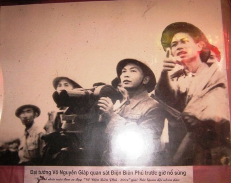 Đại tướng quan sát Điện Biên Phủ trước giờ nổ súng (Ảnh tư liệu)