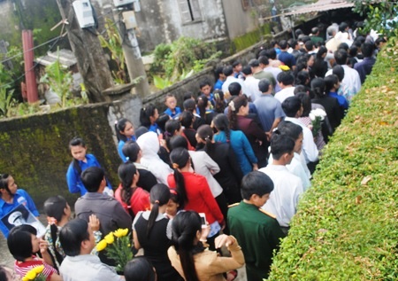 Từng dòng người xếp hàng vào viếng Đại tướng tại quê nhà