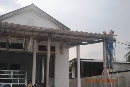 Che đậy lại nhà cửa để tránh gió hất tung