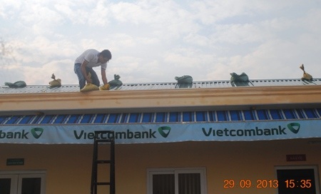 Che đậy lại nhà cửa để tránh gió hất tung