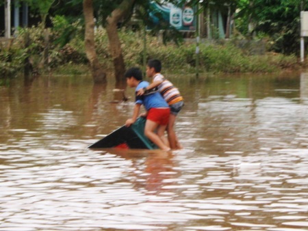 Những đứa trẻ giữa biển nước lũ.