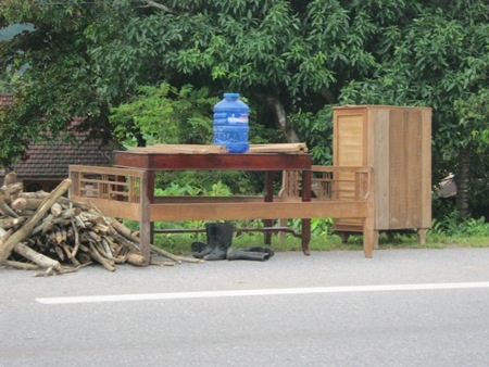 ...và phải dọn đồ đạc ra ngoài đường